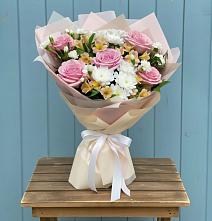 Букет цветов из:  Гвоздики, Орхидеи и Розы в Великом Новгороде