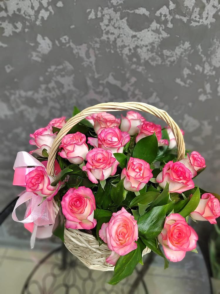 Цветочная композиция из Розы в корзине в Великом Новгороде