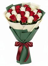 Букет Микс из красных и белых роз в Великом Новгороде