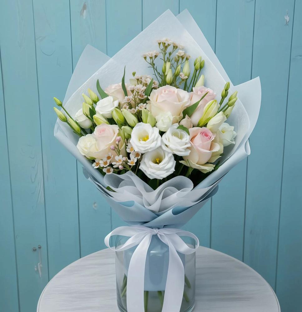 Букет цветов из: Розы и Лизиантусы в Великом Новгороде