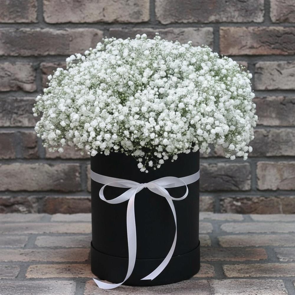 Цветочная композиция из Гипсофила в шляпной коробке в Великом Новгороде