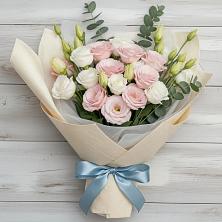 Букет цветов из:  Лизиантусы в Великом Новгороде