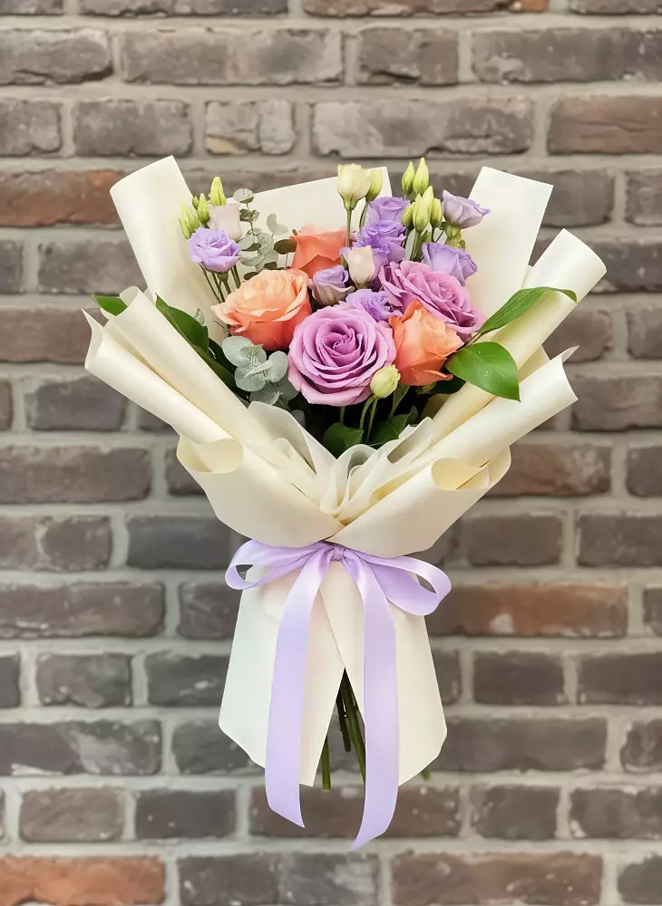 Букет цветов из: Лизиантусы и Розы в Великом Новгороде