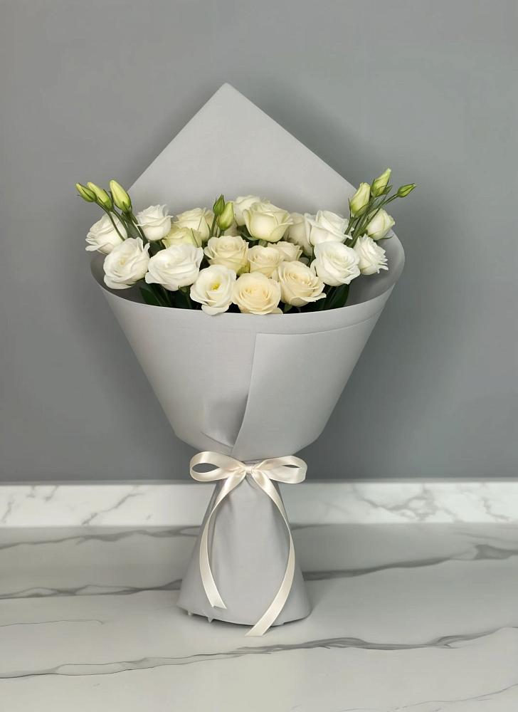 Букет цветов из: Розы и Лизиантусы в Великом Новгороде