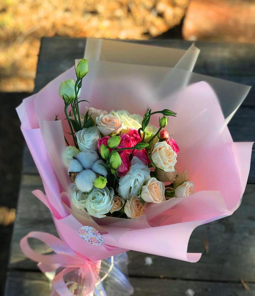 Букет цветов из: Розы и Лизиантусы в Великом Новгороде