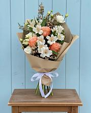 Букет цветов из:  Альстромерии, Лизиантусы, Розы и Хризантемы в Великом Новгороде