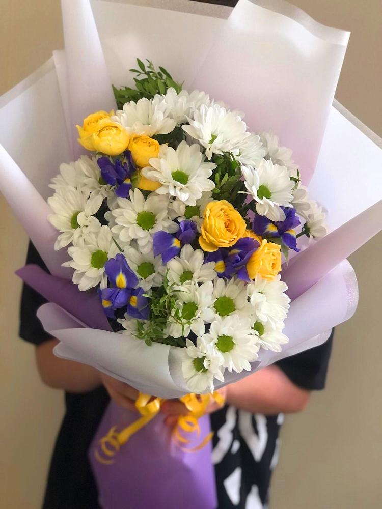 Букет цветов из: Ирисы, Хризантемы и Розы в Великом Новгороде