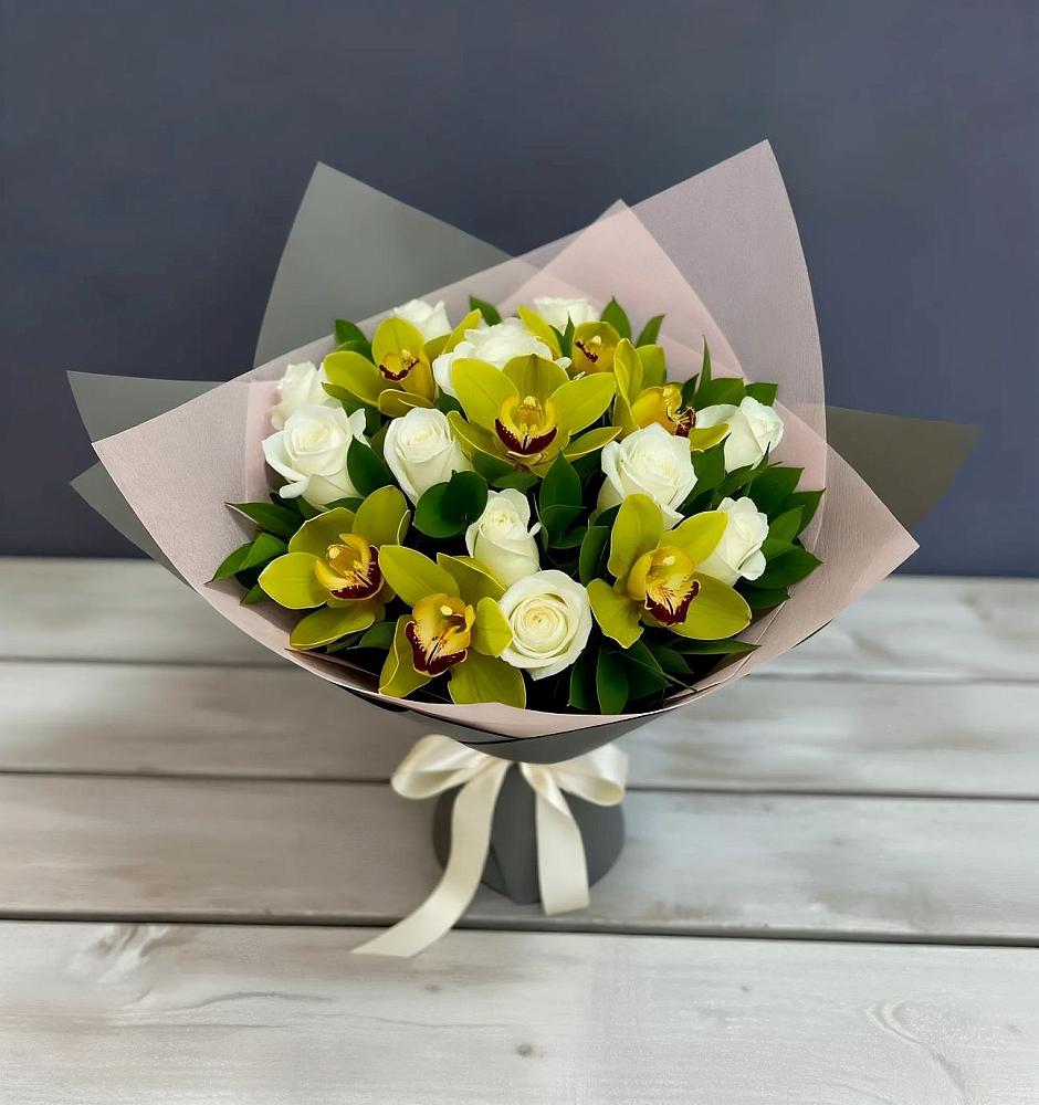 Букет цветов из: Орхидеи и Розы в Великом Новгороде