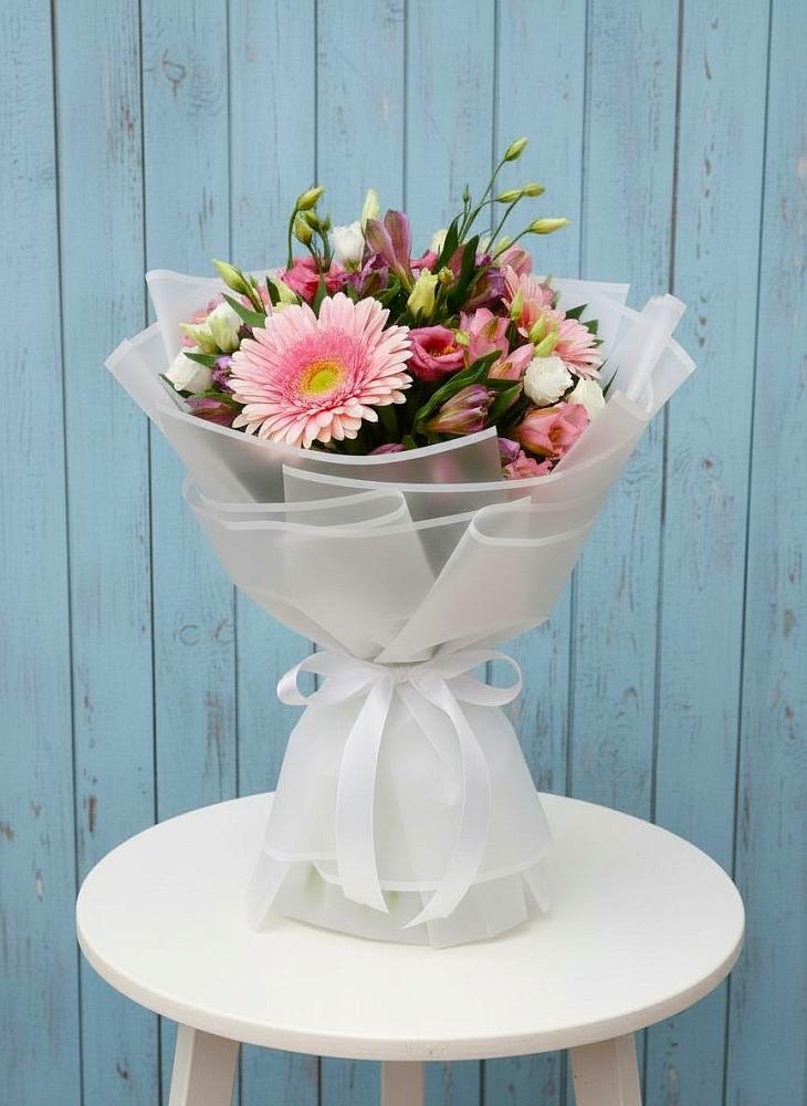 Букет цветов из: Герберы, Альстромерии и Лизиантусы в Великом Новгороде