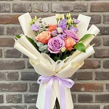 Букет цветов из:  Лизиантусы и Розы в Великом Новгороде