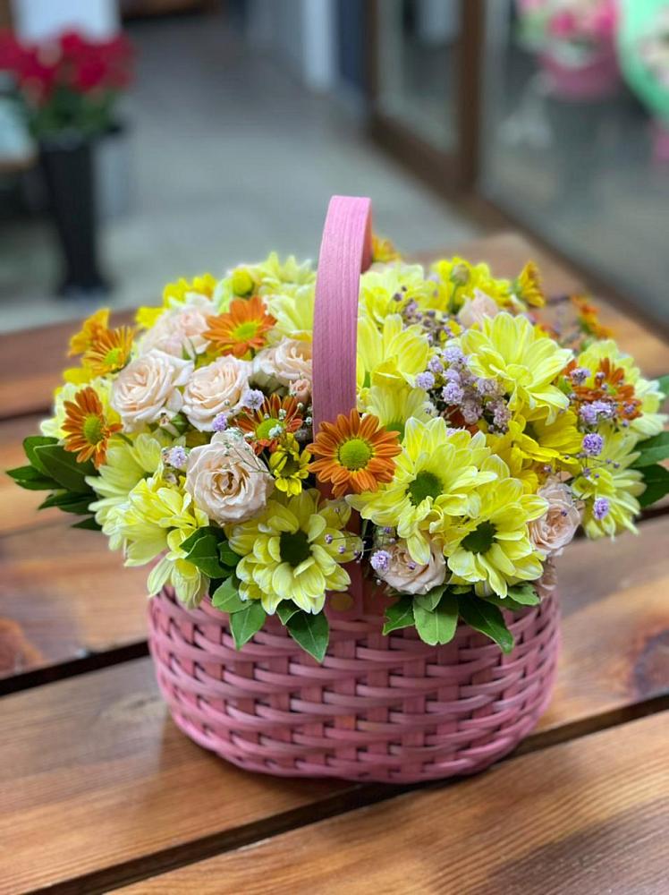 Цветочная композиция из Хризантемы и Розы в корзине в Великом Новгороде