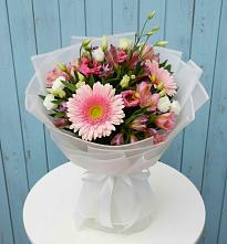 Букет цветов из:  Герберы, Альстромерии и Лизиантусы в Великом Новгороде