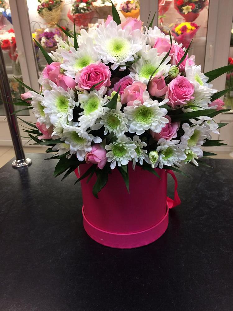 Цветочная композиция из Розы и Хризантемы в шляпной коробке в Великом Новгороде