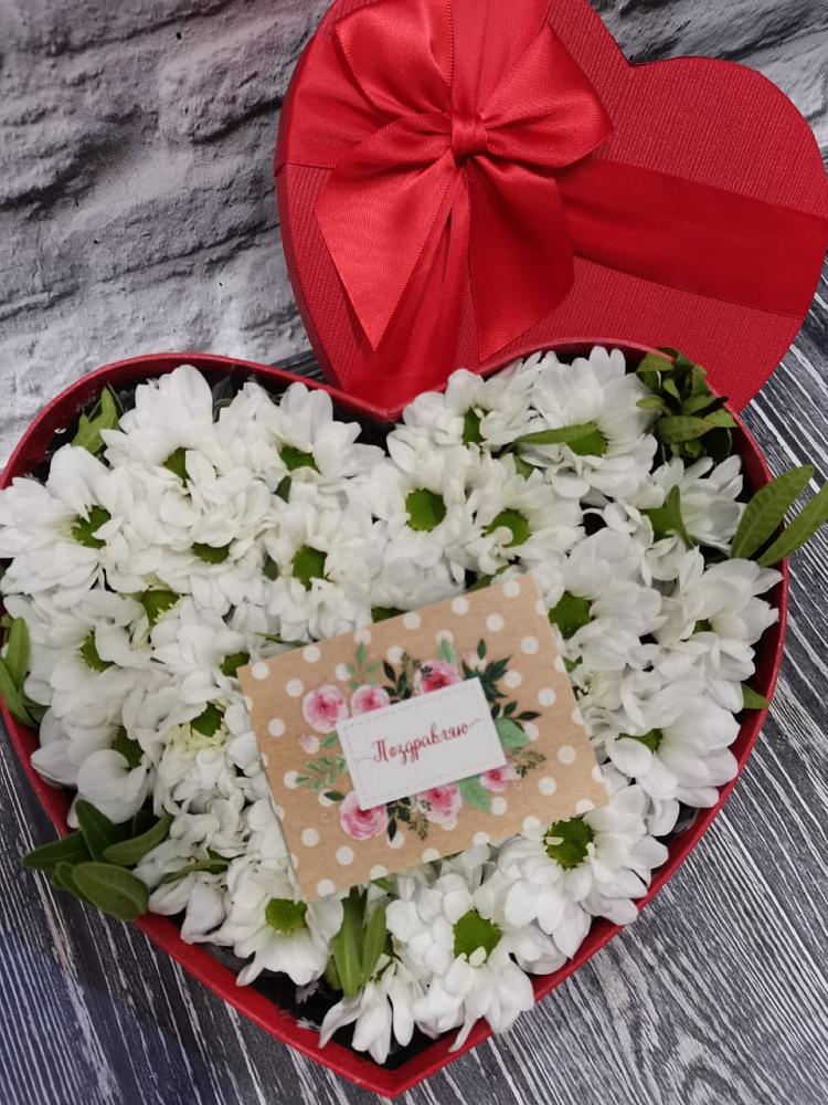 Цветочная композиция из Хризантемы в виде сердца в Великом Новгороде