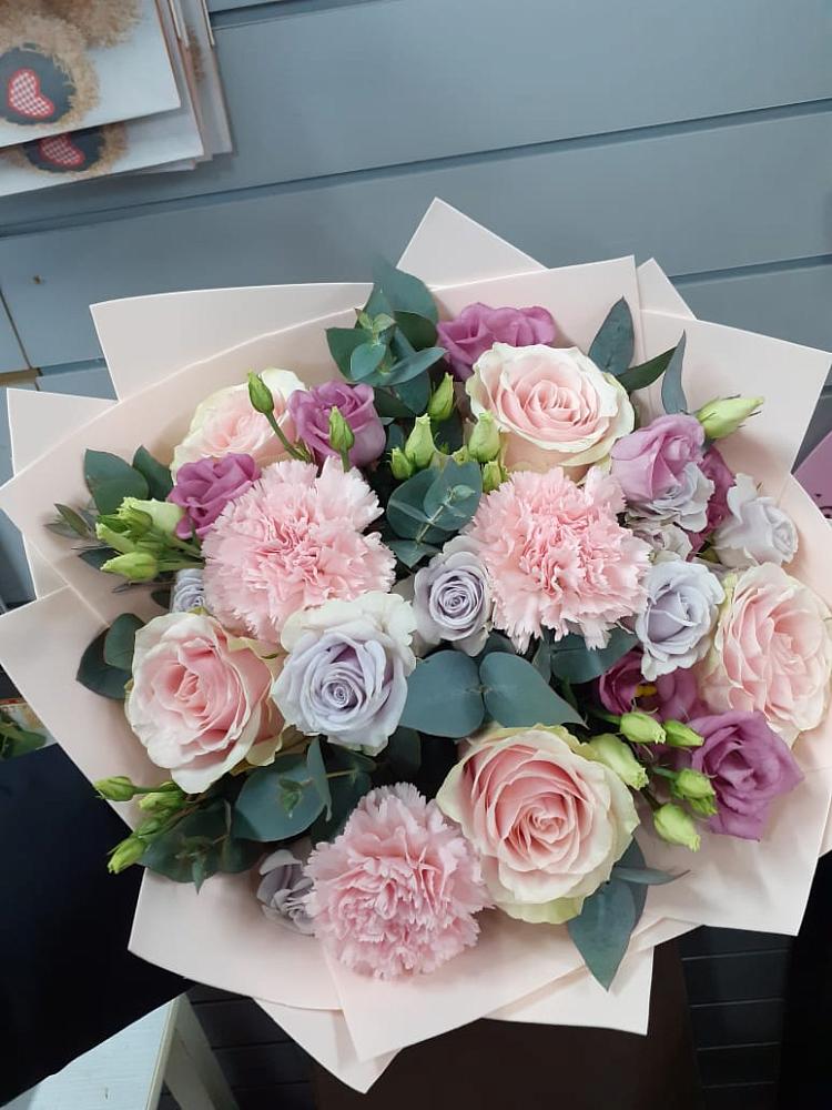 Букет цветов из: Розы, Гвоздики и Лизиантусы в Великом Новгороде