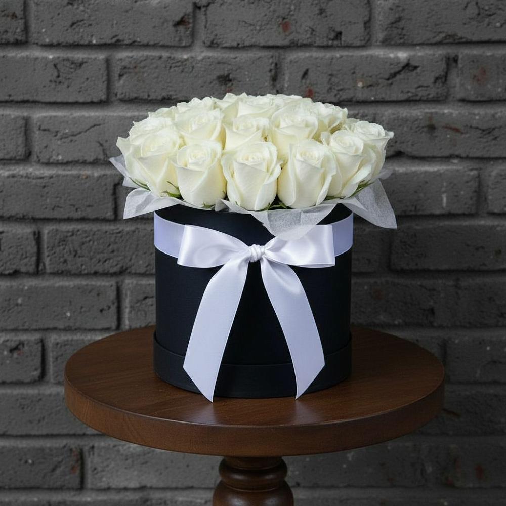 Цветочная композиция из Розы в шляпной коробке в Великом Новгороде