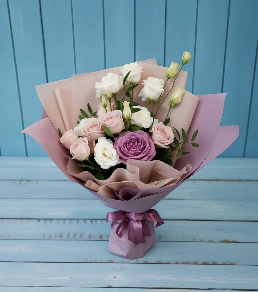 Букет цветов из: Розы и Лизиантусы в Великом Новгороде